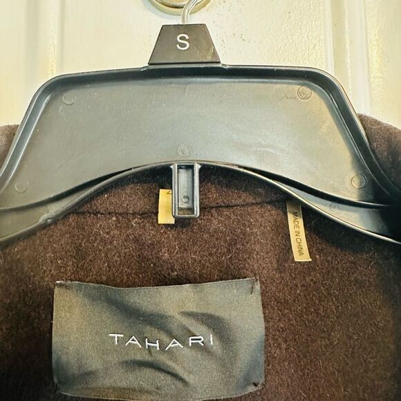 Tahari women’s black long coat. Faux fur detail across bottom feels like velvet - Picture 6 of 7